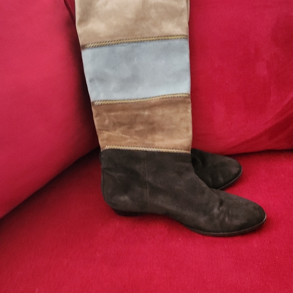 Suede 3 color and gold trimming. Size 7 - Picture 3 of 5